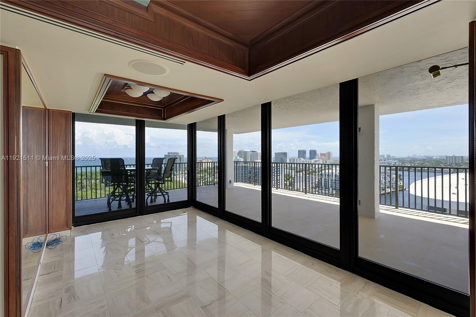 CORINTHIAN ON THE INTRACO - Residential