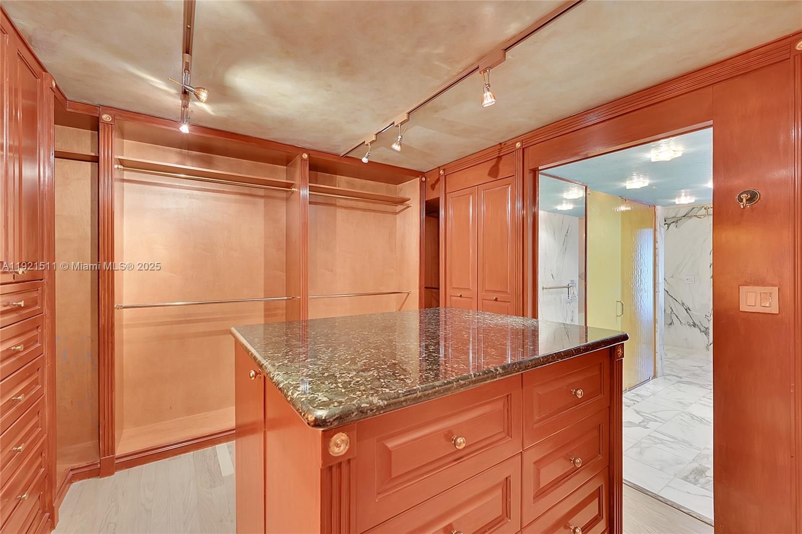 CORINTHIAN ON THE INTRACO - Residential