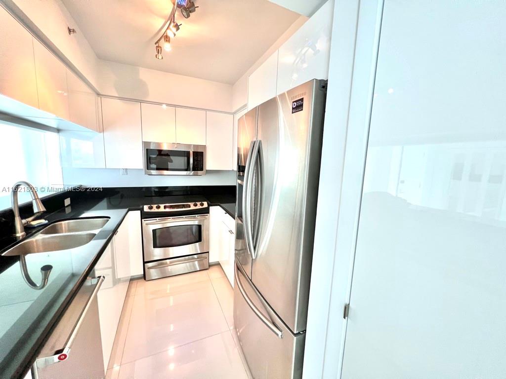 THE FLORIDIAN CONDO - Residential Lease
