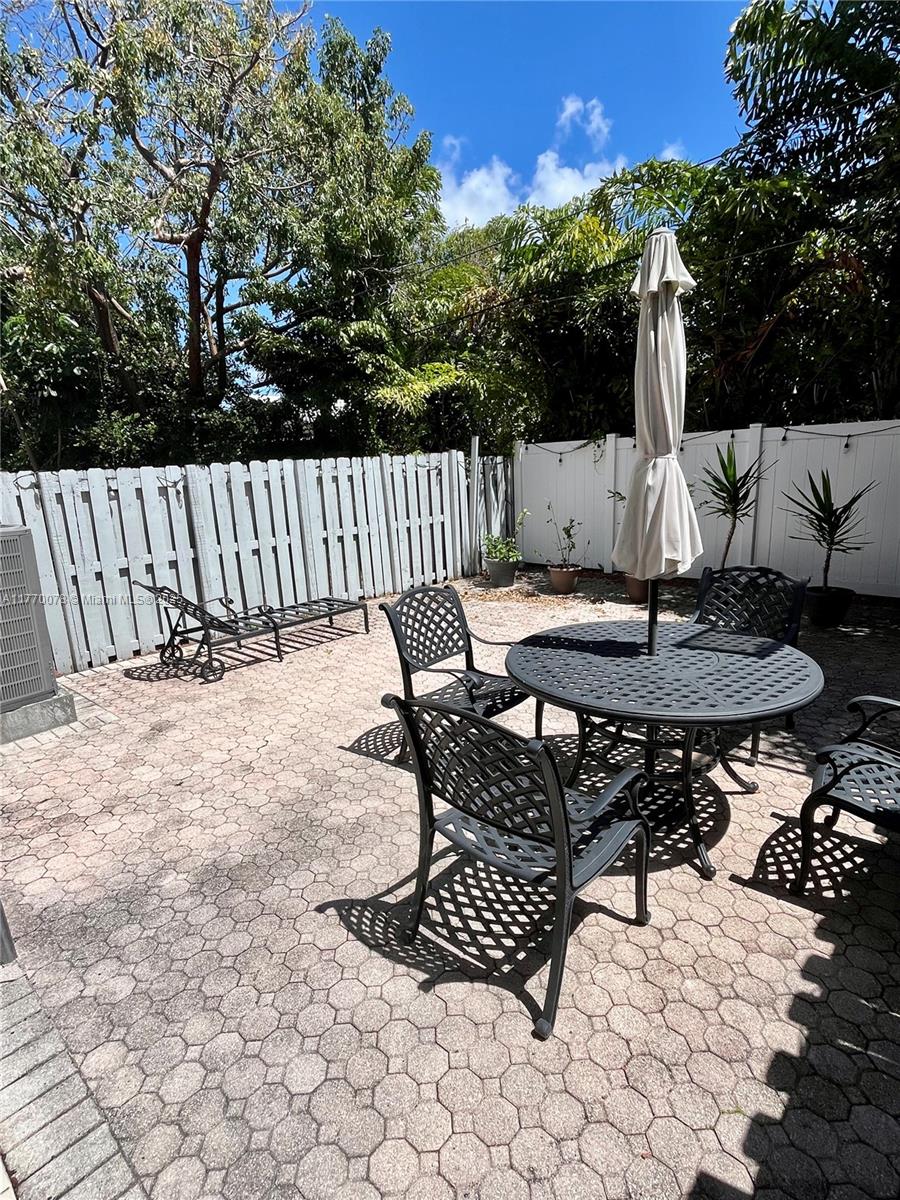 Beautiful modern TH in the highly desirable Hollywood Lakes area! Spacious 4BR, 2.5BA home features high ceilings (20ft at entrance, 10 ft on the main level), sleek granite countertops, stainless steel appliances, stylish tile flooring and impact glass throughout. Includes Smart Home features such as automated lighting, Alexa, in-ceiling speakers, Sonos and Nest thermostat. Home has a 1-car garage + 2 parking spots in front. Private fenced backyard with pavers is perfect for relaxing or entertaining.
Located one block from the golf course and is walking distance to downtown Hollywood’s top restaurants, shops, Arts Park as well as to the beach. Short walk to the elementary and high schools. Minutes to Gulfstream Park and FLL. Easy access to I-95. Sorry, no animals.