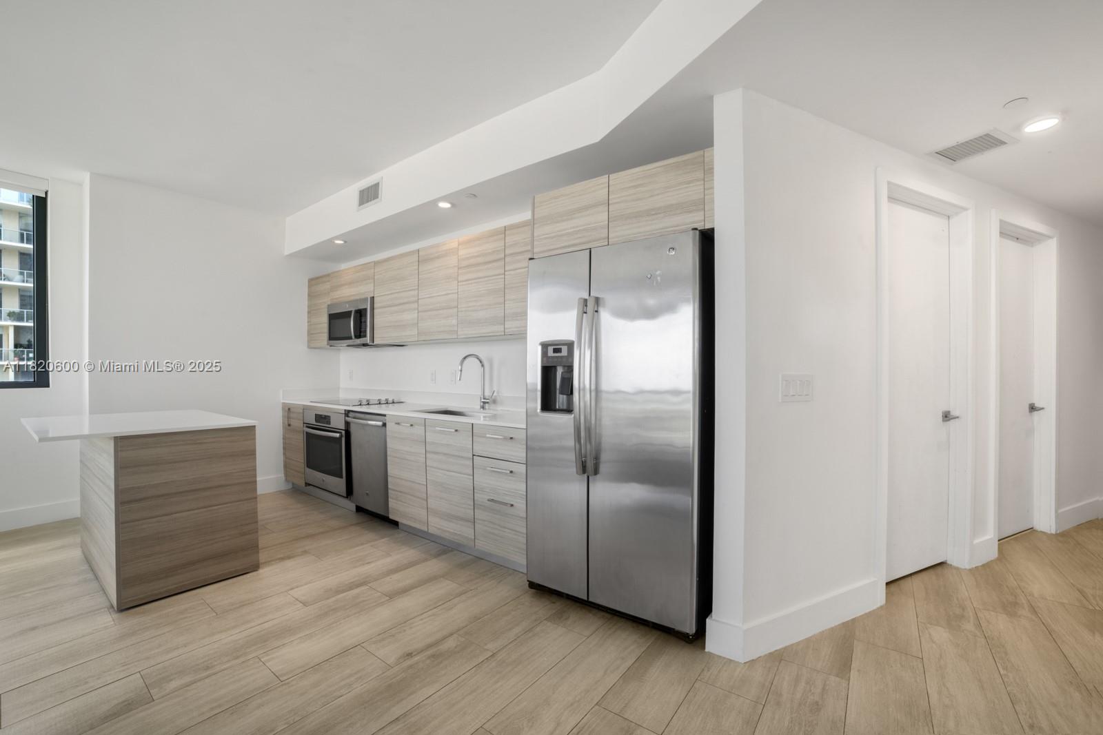 121 NE 34th St 2709