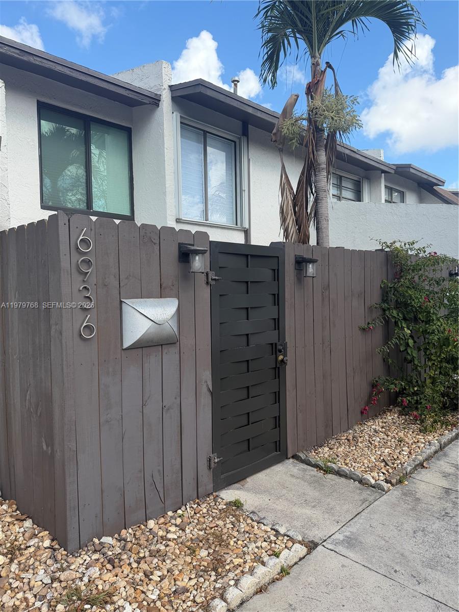 SNAPPER CREEK TOWNHOUSE S - Residential