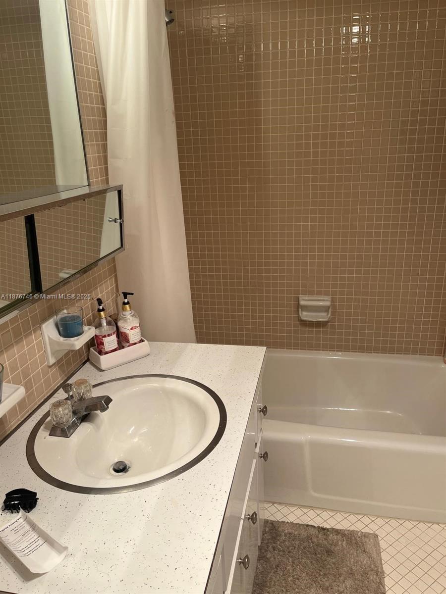 RIVER HOUSE GARDENS CONDO - Residential