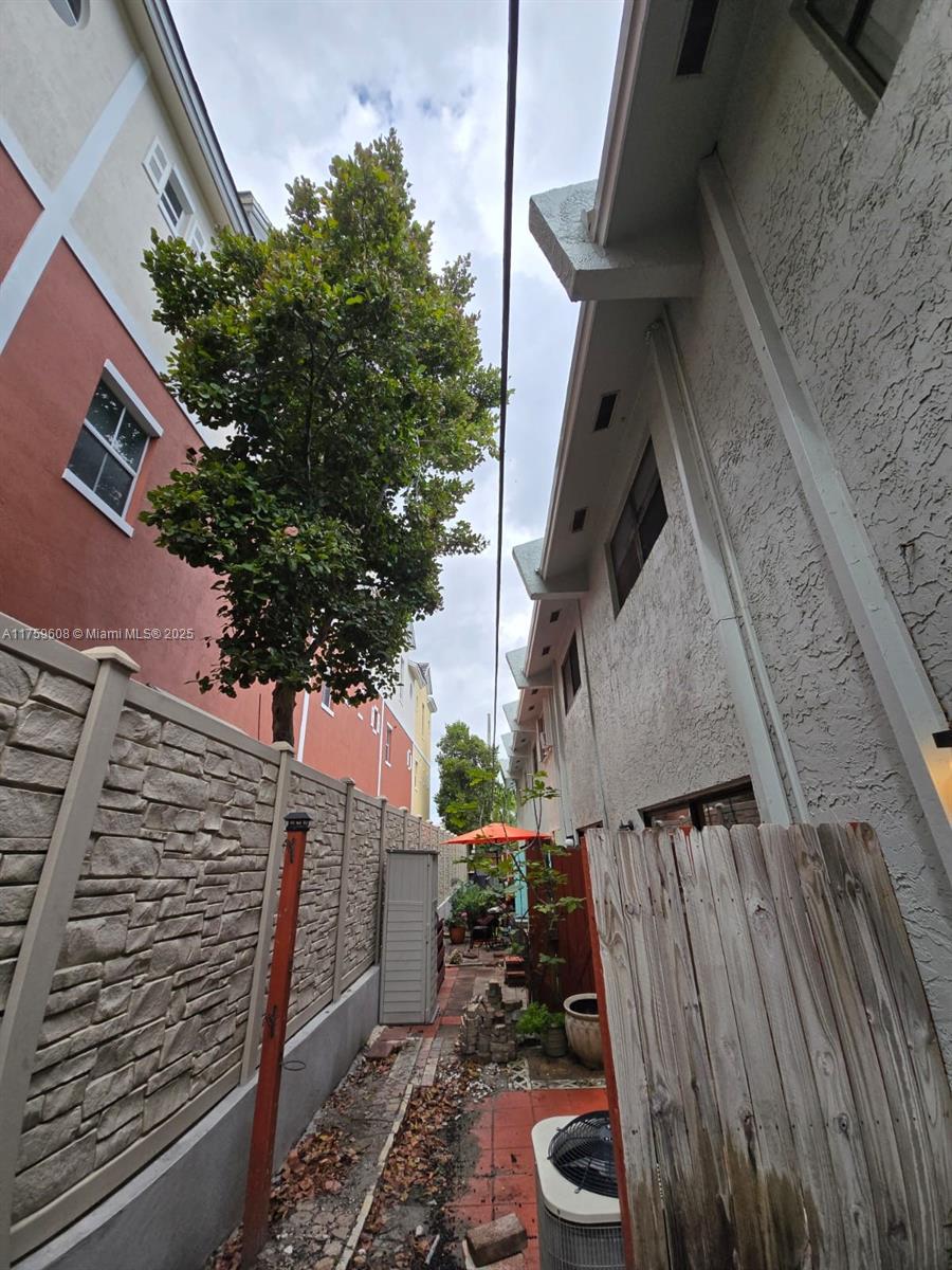 VENETIAN ISLES 3RD SEC - Residential