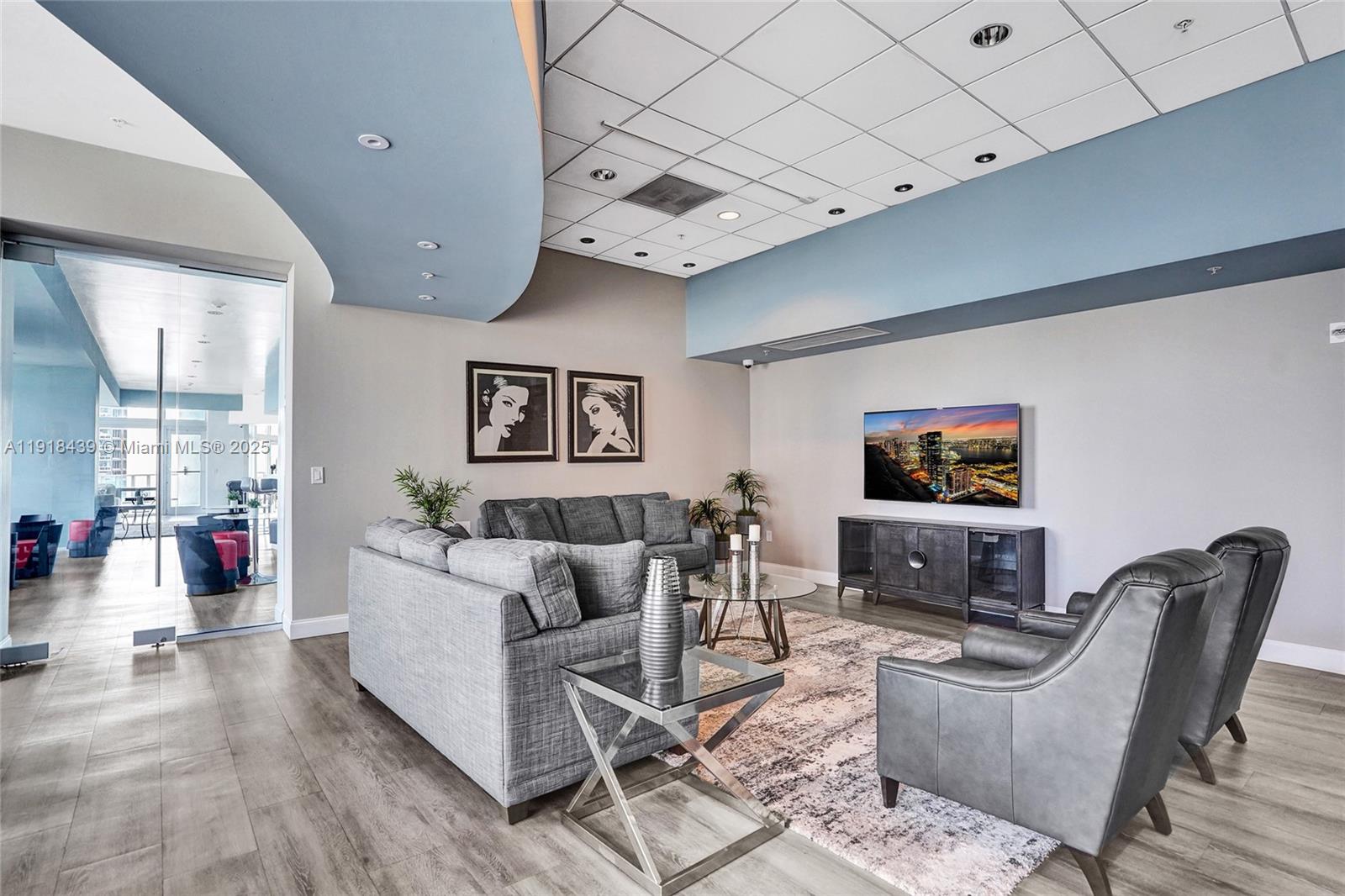 MET 1 CONDO - Residential