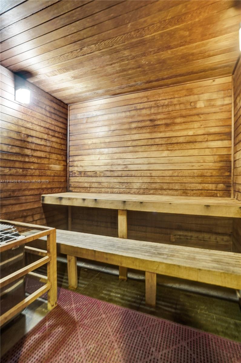 MET 1 CONDO - Residential