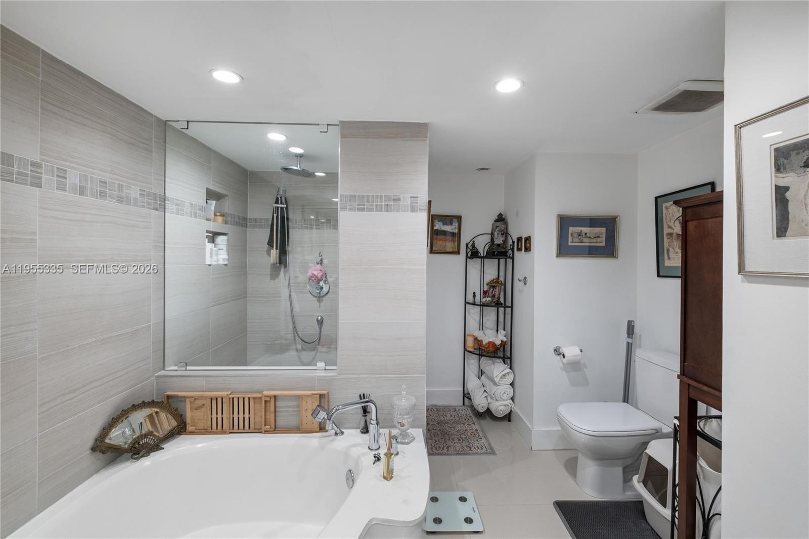 TOWERS OF QUAYSIDE CONDO - Residential