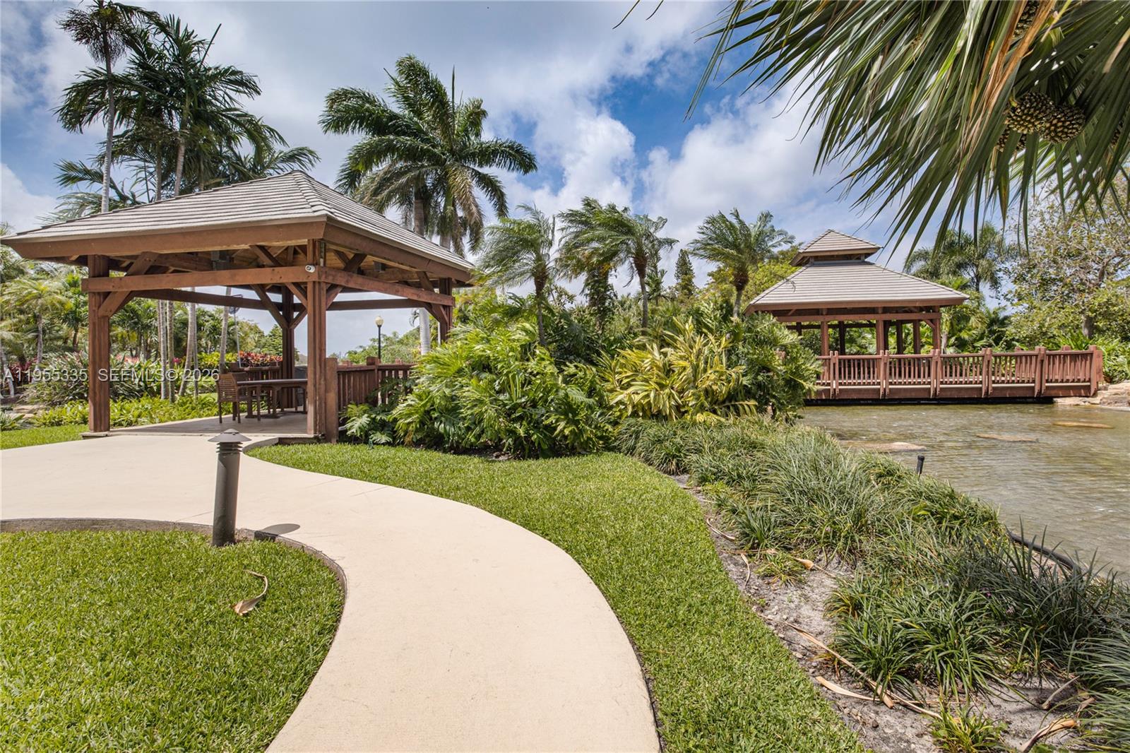 TOWERS OF QUAYSIDE CONDO - Residential