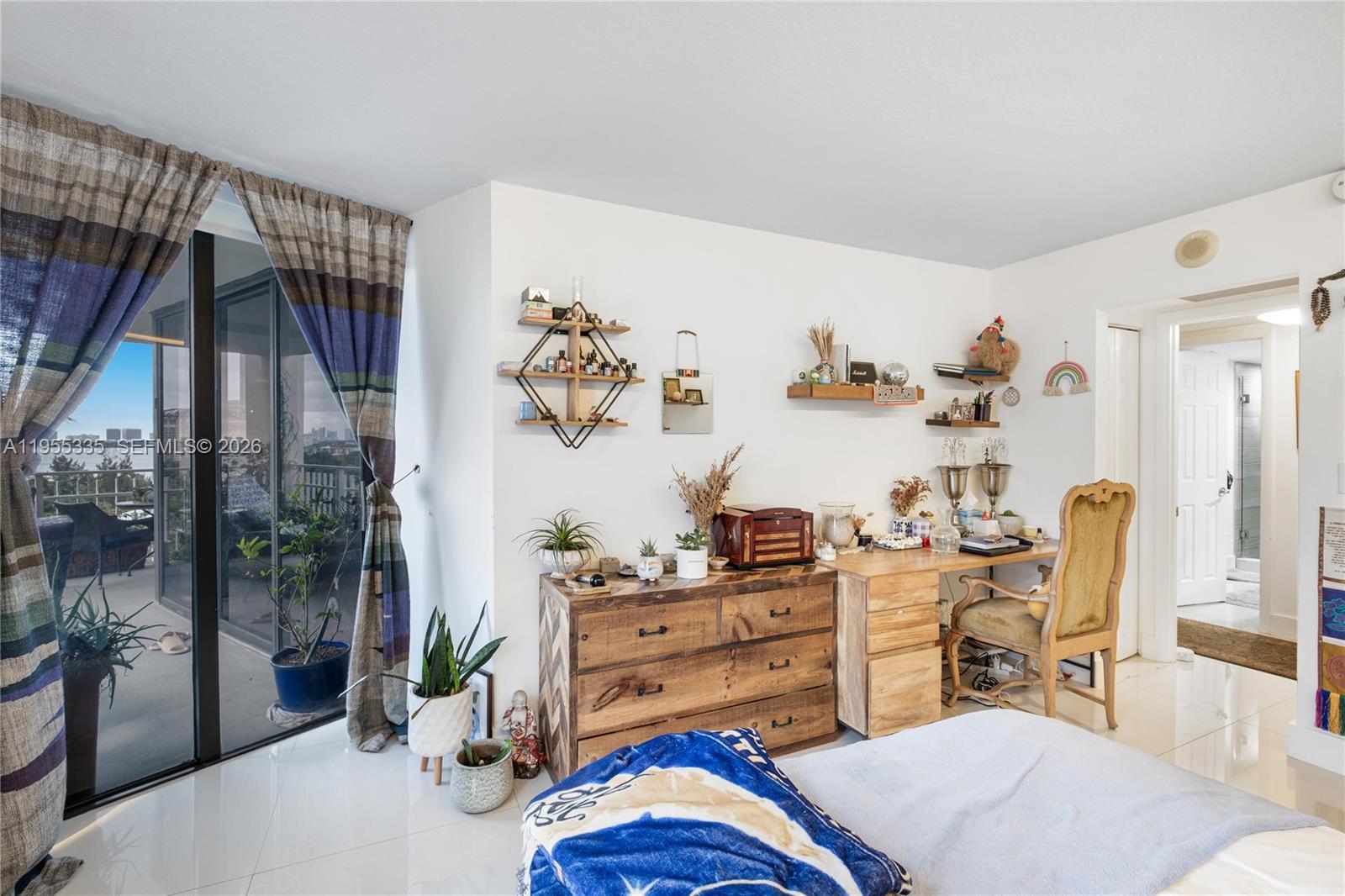 TOWERS OF QUAYSIDE CONDO - Residential