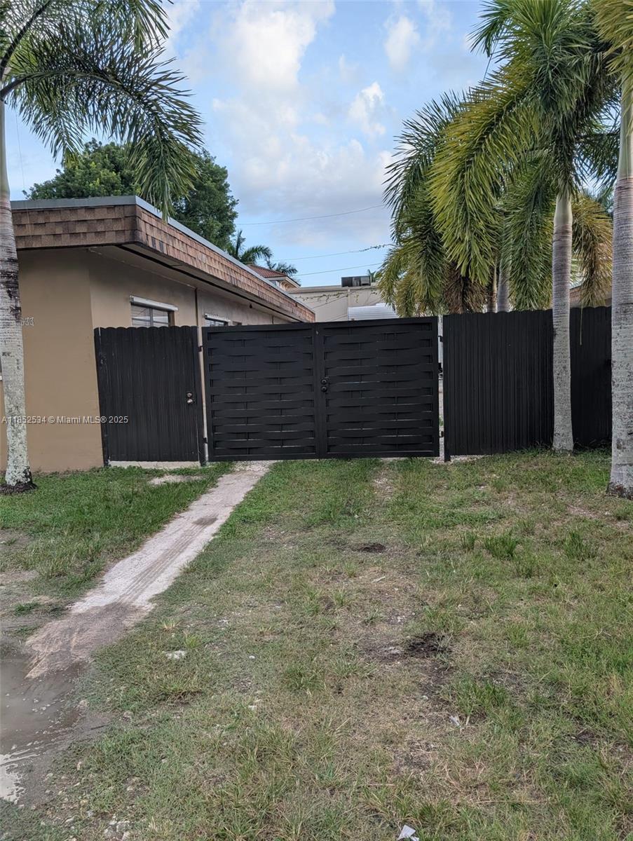 Comfortable living space perfect for roommates, small families, or professionals
Convenient location with easy access to transportation, shopping, and dining
Clean and well-kept property
Great value in an excellent area.... Do not loose the time. ask for showings