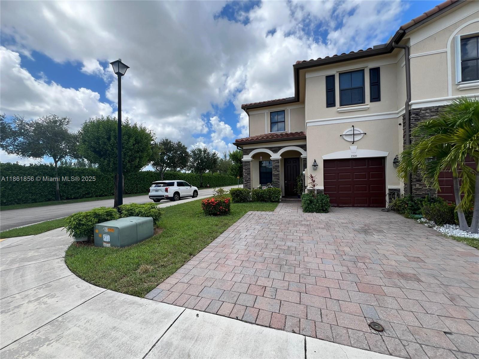 Live in one of Hialeah's most exclusive communities. This elegant townhouse offers 3 spacious bedrooms, 2.5 bathrooms, and a private garage.
The modern kitchen, with an excellent layout, is perfect for enjoying and sharing special moments, while the open design brings brightness and a sense of spaciousness throughout.
Located in a family-friendly neighborhood, close to top-rated schools, shopping, and major highways. Available December 1, 2025.