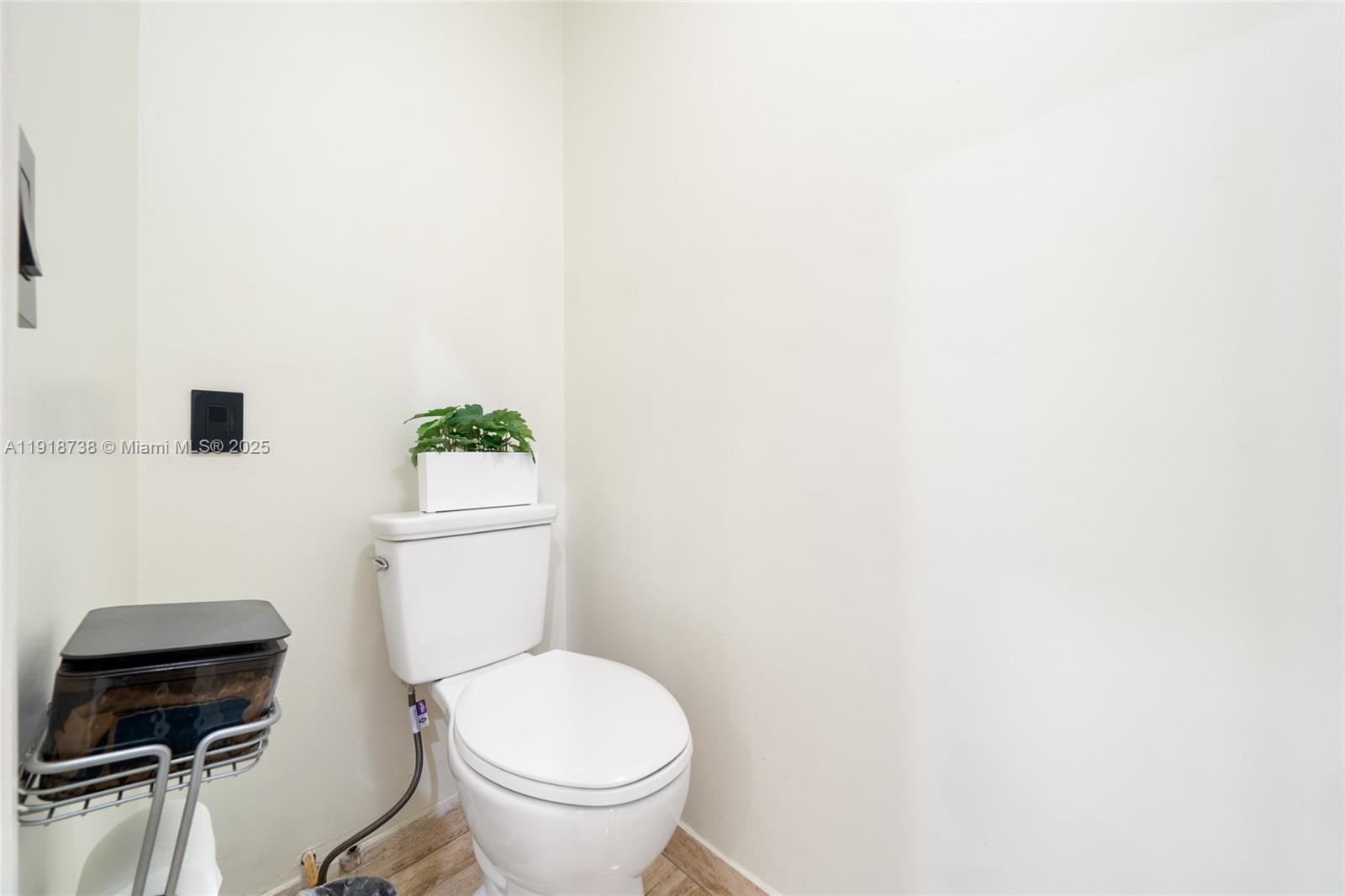 LAKES OF THE MEADOW SEC 4 - Residential Lease