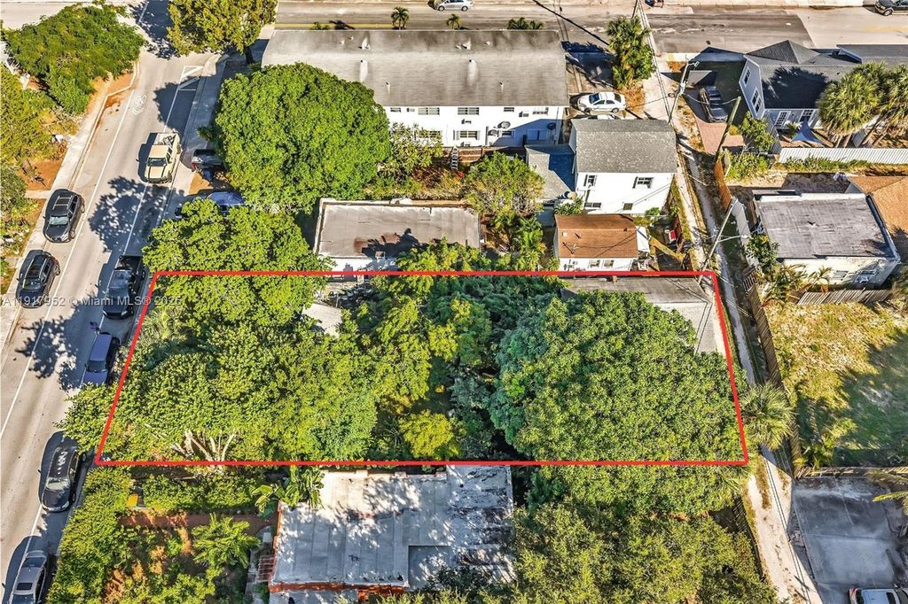 Photo of 424 N J St, Lake Worth, FL 33460 (MLS # A11917952)