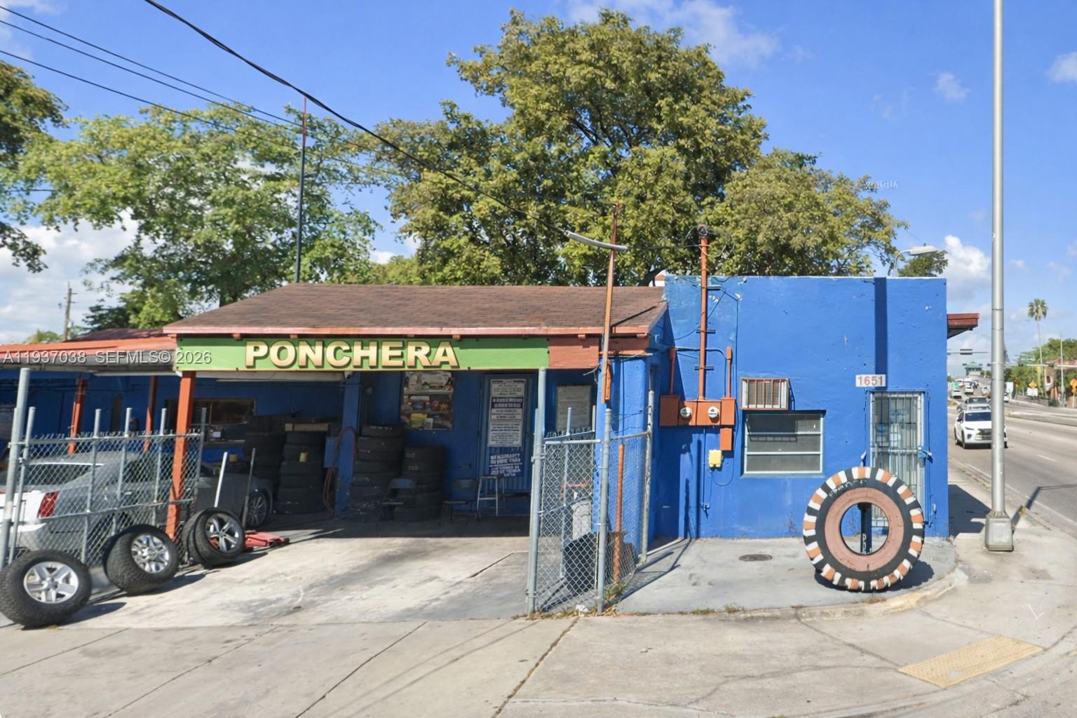 Main image without alt text