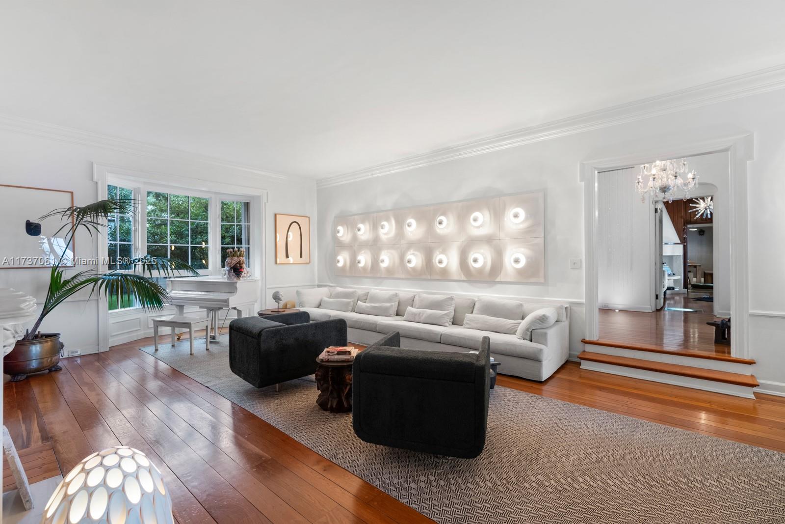 111 E Dilido Dr