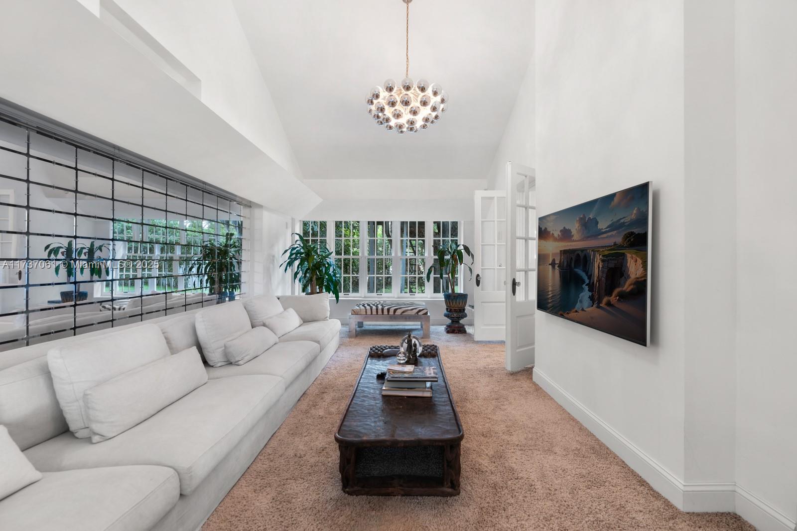 111 E Dilido Dr