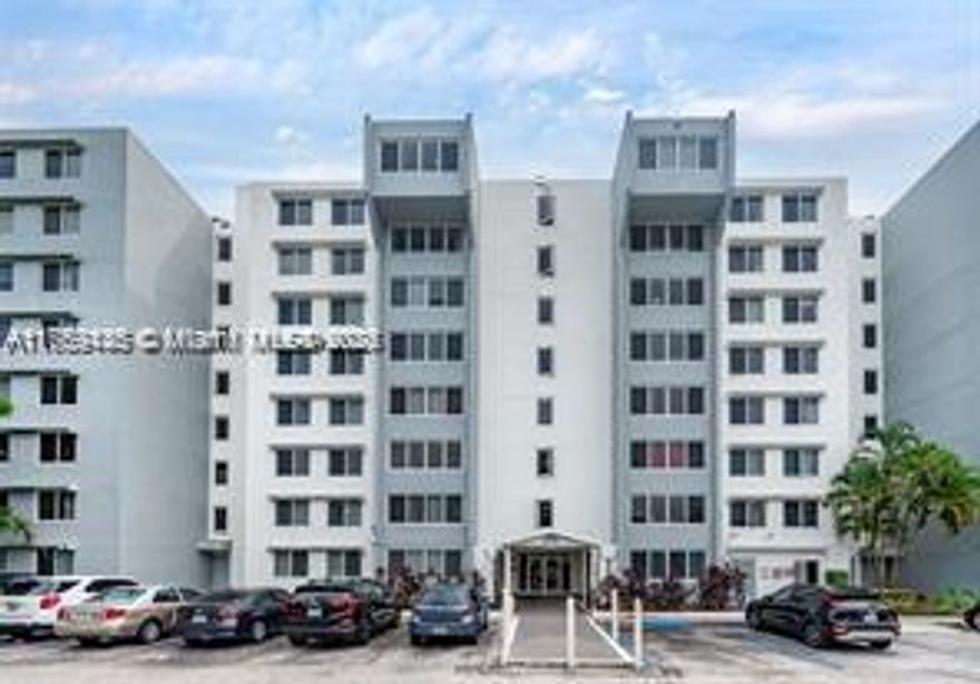 Large 1 bedroom 1 bath unit located in the desirable Dadeland Mall neighborhood. The apartment offers great views of the city skyline, open kitchen, electric shades and new bathroom. Enjoy in the building 1 or more parking spaces, new hurricane proof windows and washer and dryer facilities. Close to great schools, shops, bars, restaurants and most highways. 
Lenders require 25% downpayment. The building does nor have reserves.