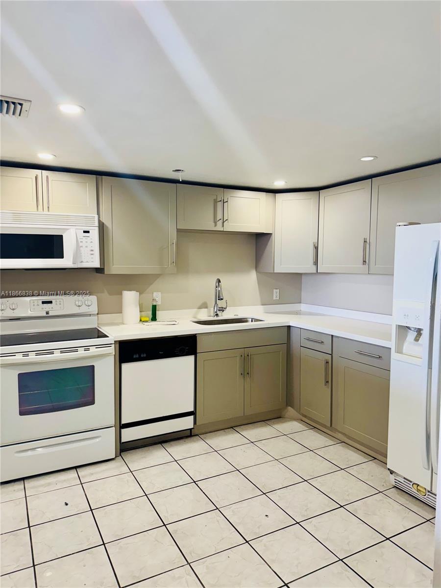 13499 Biscayne Blvd 606