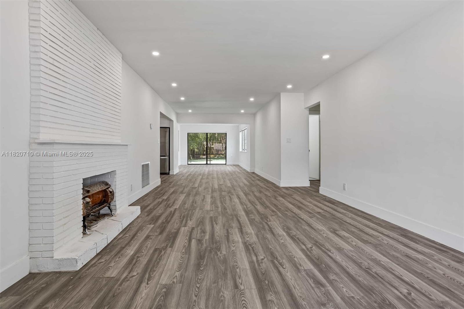HOLLYWOOD LITTLE RANCHES - Residential Lease