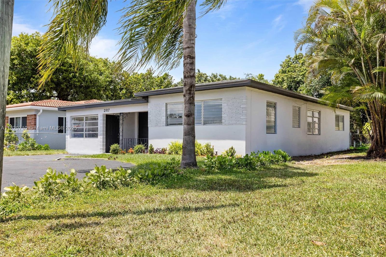 HOLLYWOOD LITTLE RANCHES - Residential Lease