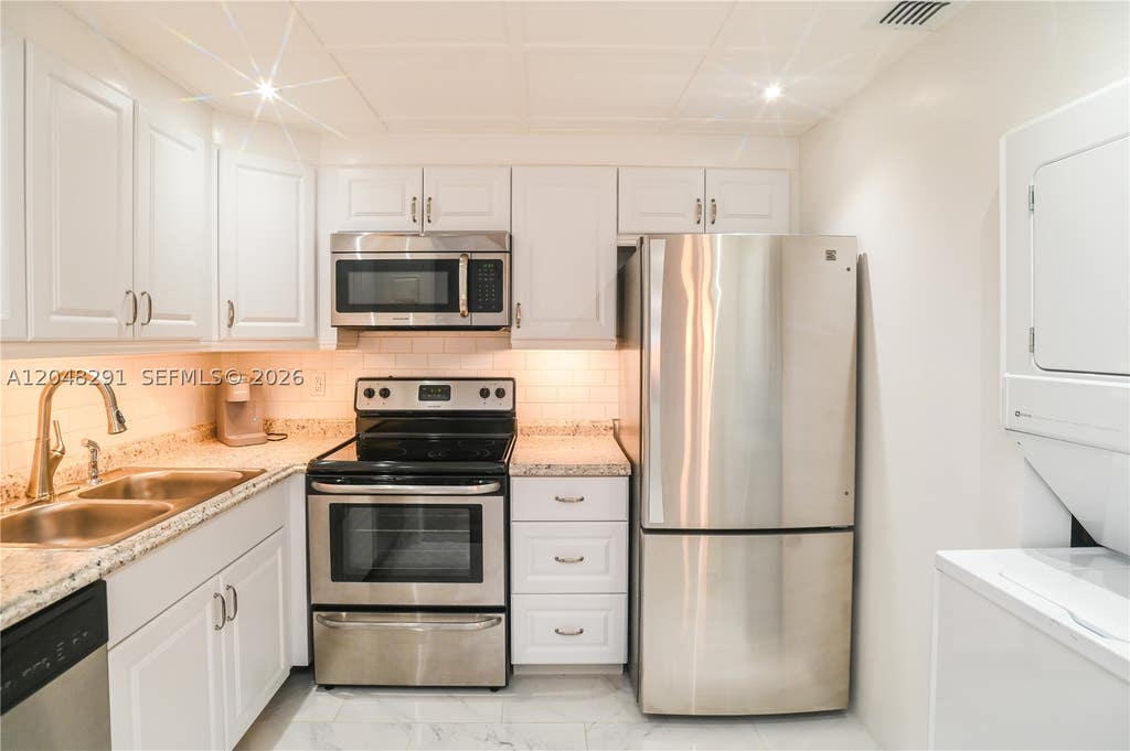 Photo of 130 Cypress Club Dr #324, Pompano Beach, FL 33060 (MLS # A12048291)