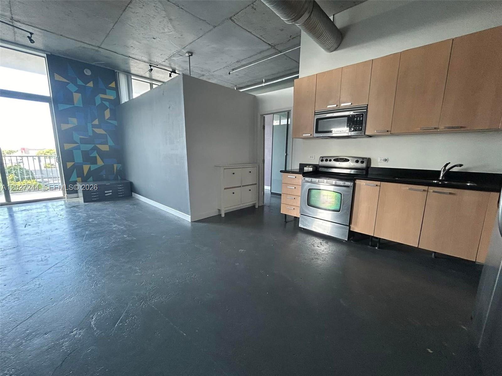 LOFTS AT HOLLYWOOD STATIO - Residential