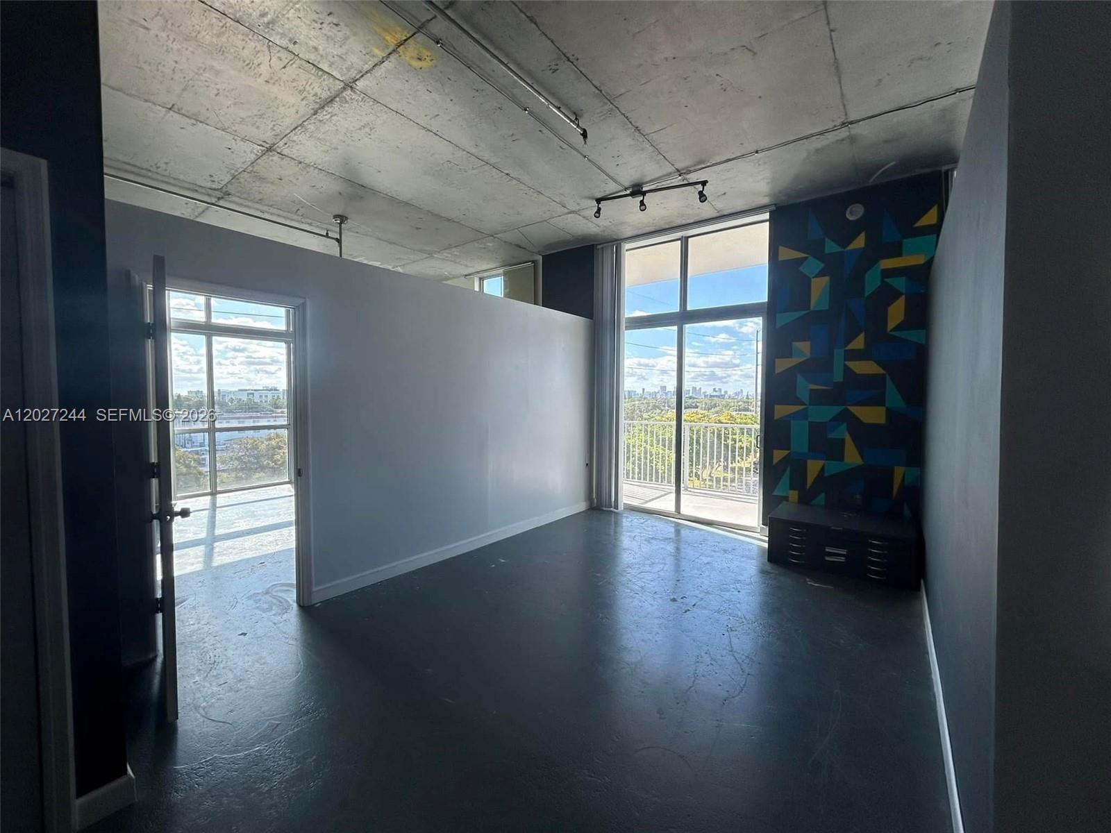 LOFTS AT HOLLYWOOD STATIO - Residential