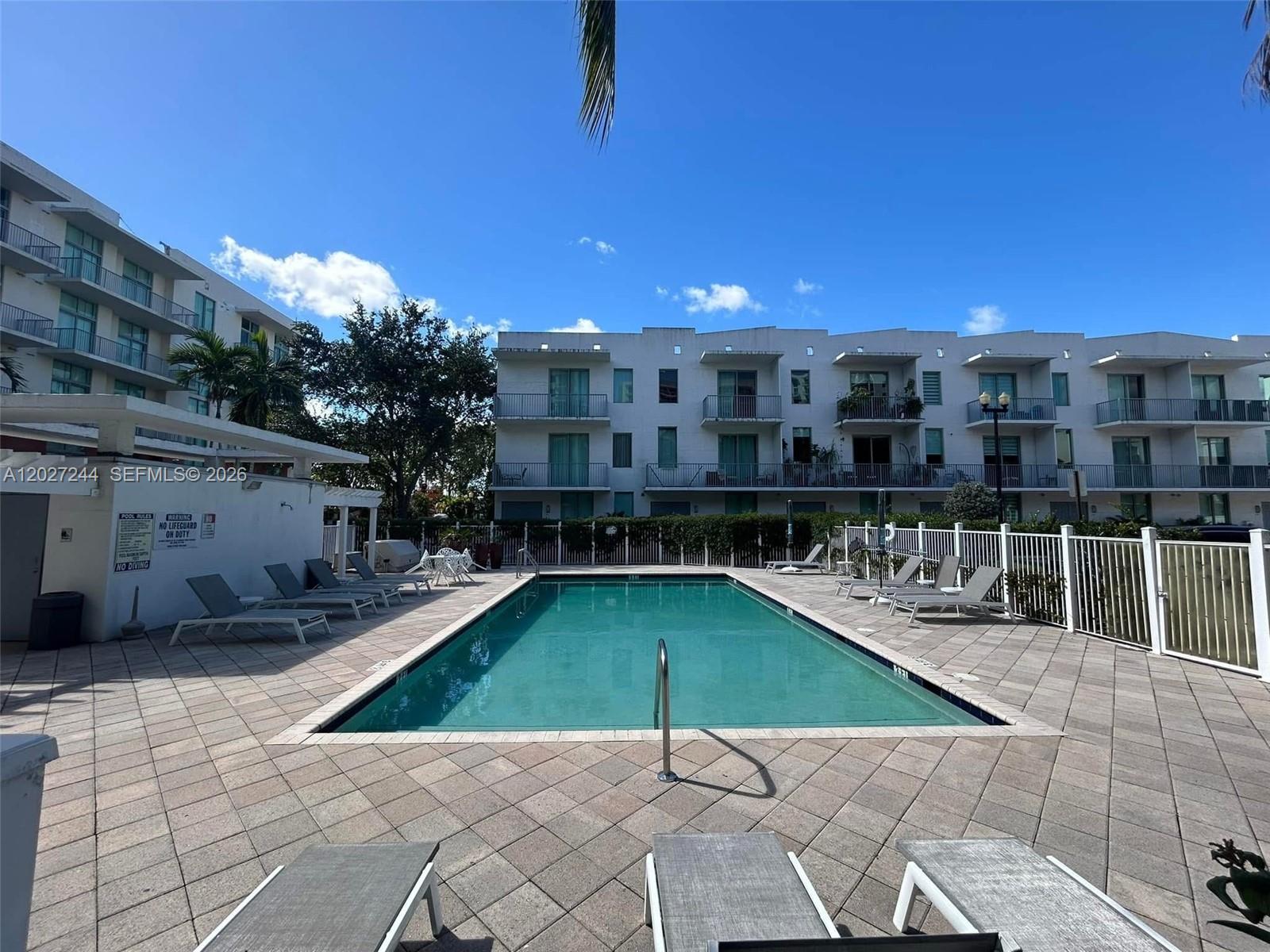 LOFTS AT HOLLYWOOD STATIO - Residential