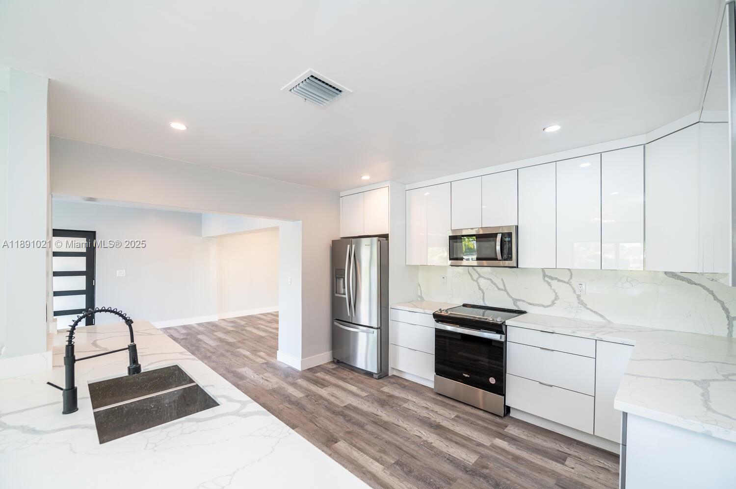 JENADA ISLE - Residential