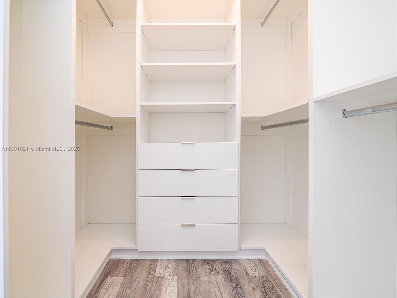 JENADA ISLE - Residential