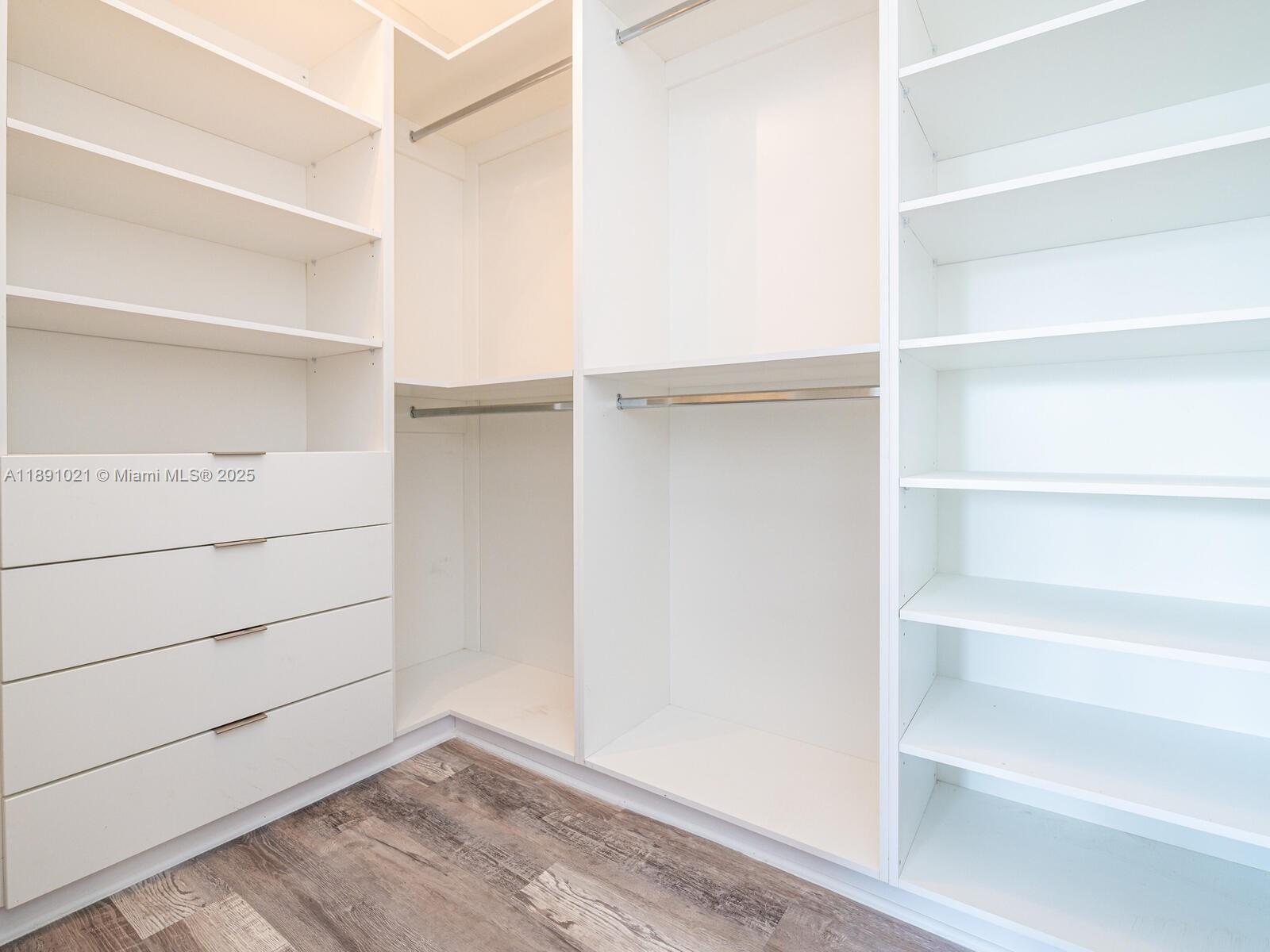 JENADA ISLE - Residential