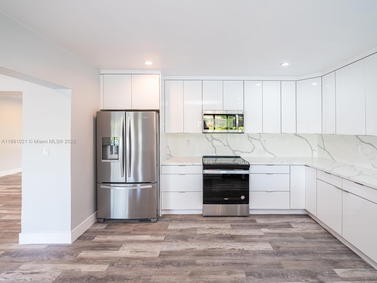 JENADA ISLE - Residential