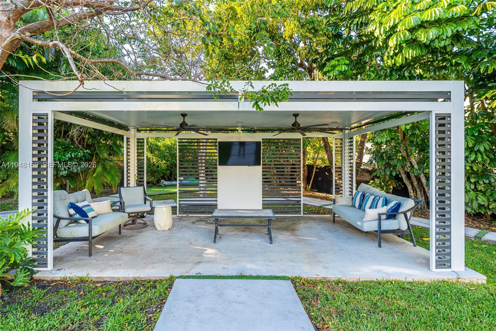 TOWN & RANCH ESTS - Residential