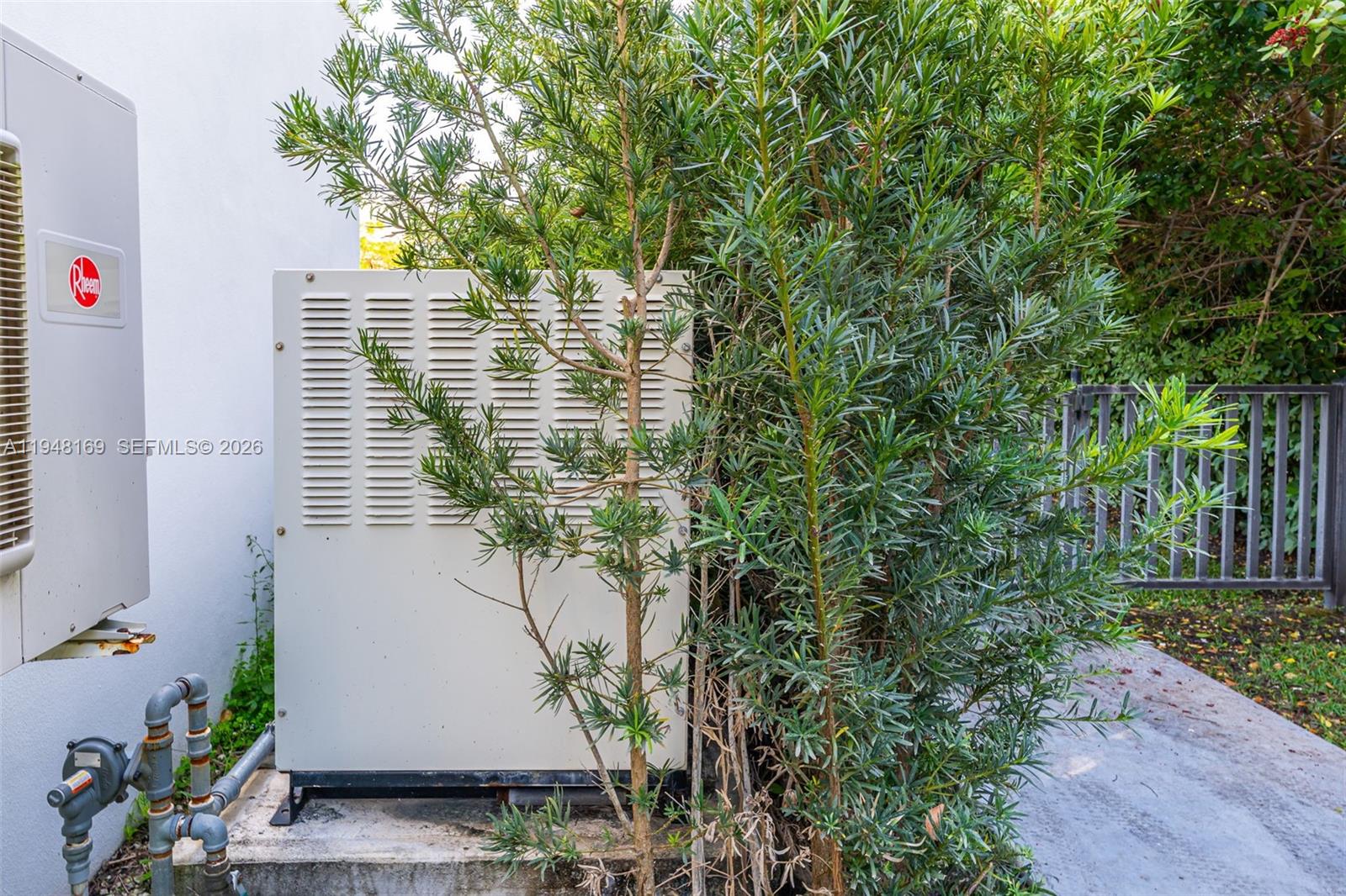 TOWN & RANCH ESTS - Residential