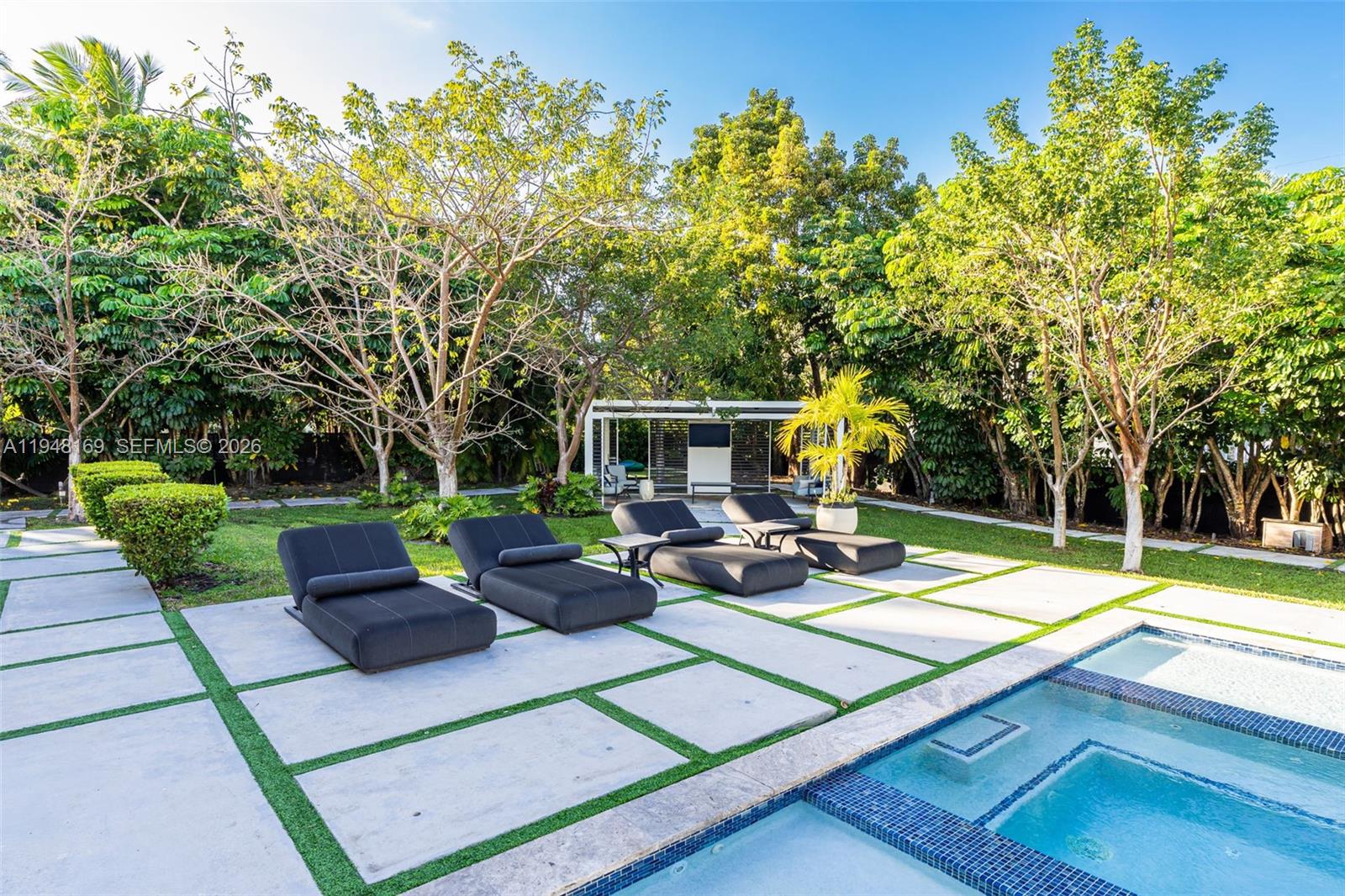 TOWN & RANCH ESTS - Residential