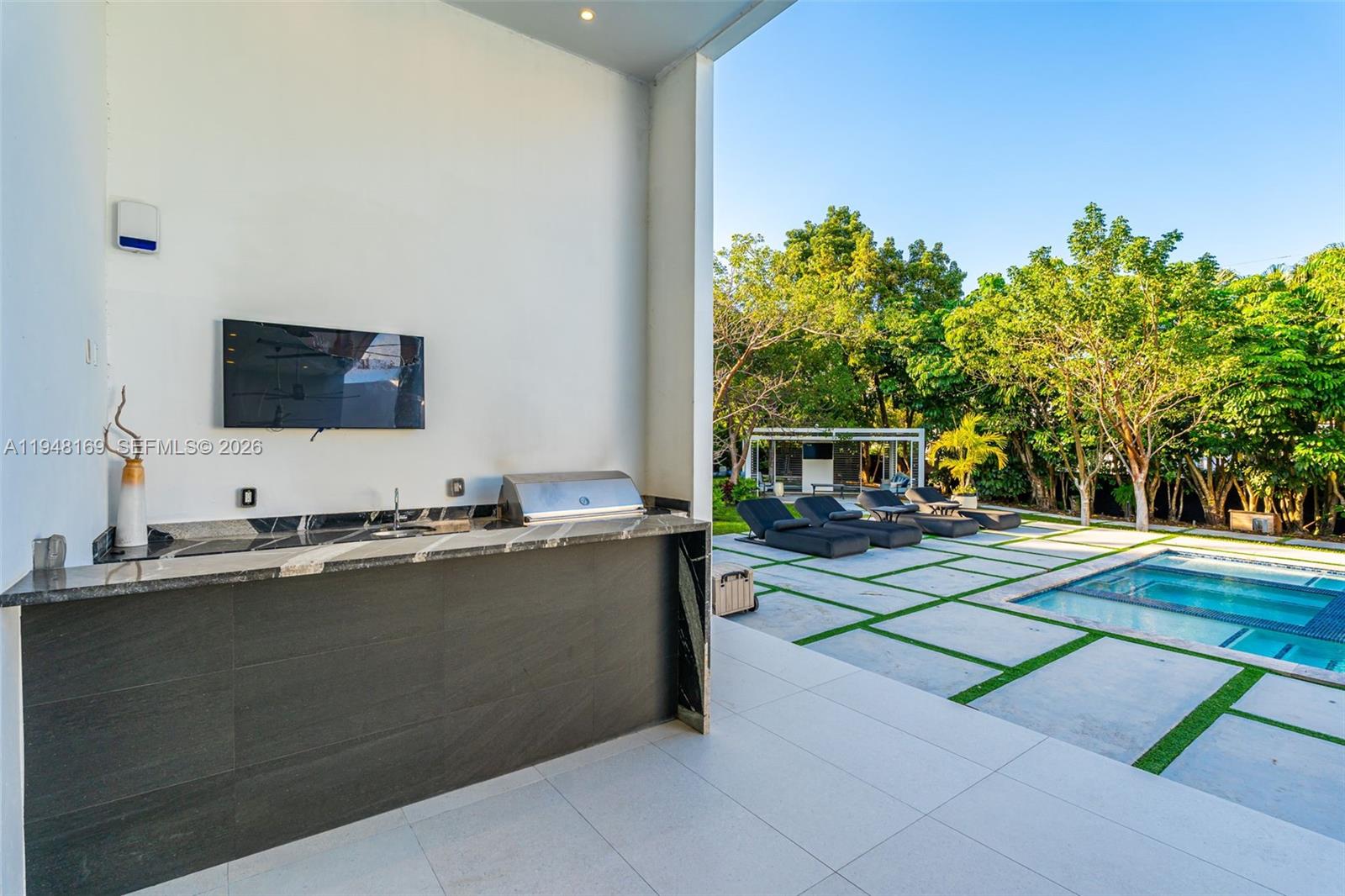 TOWN & RANCH ESTS - Residential