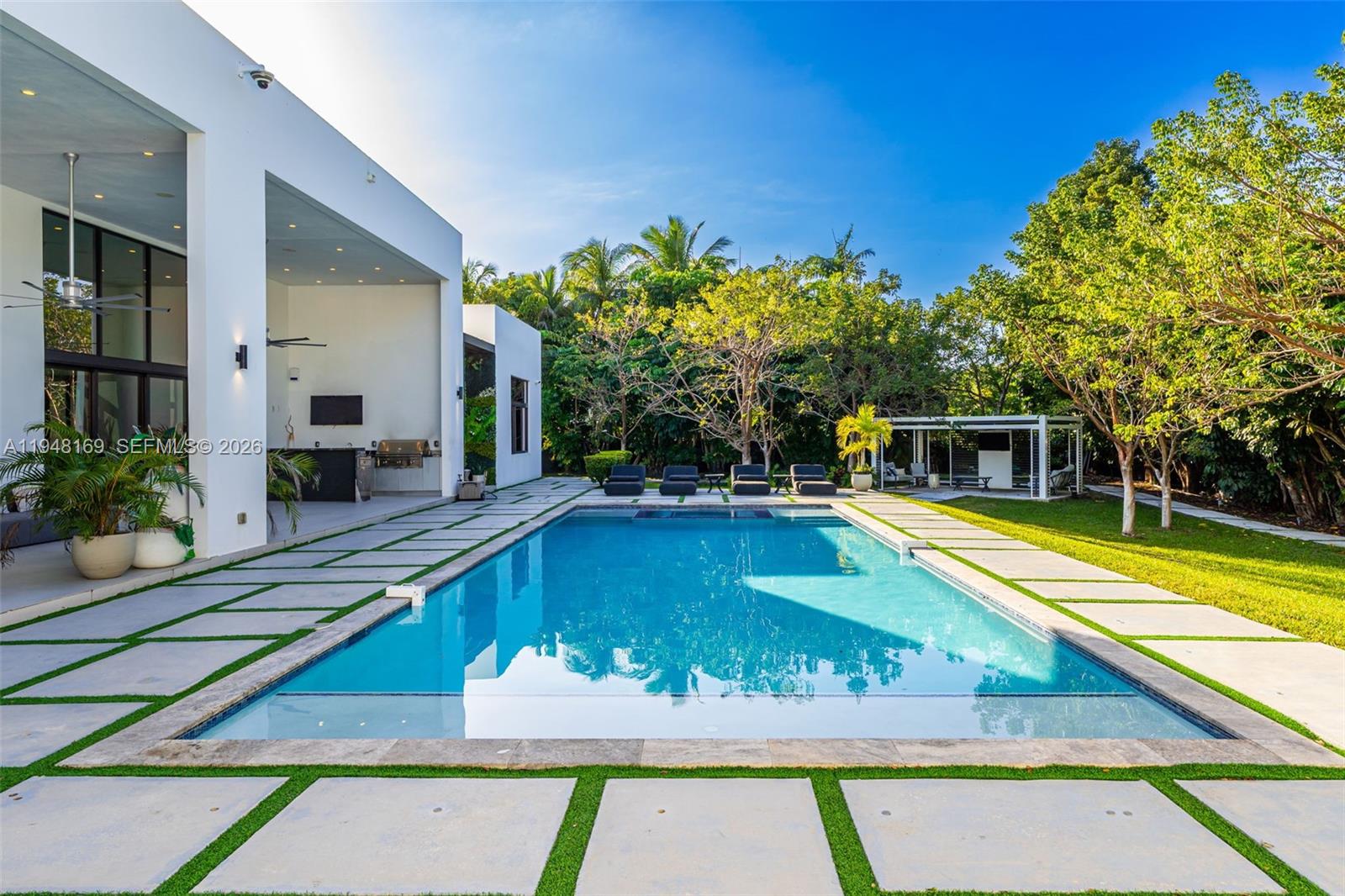 TOWN & RANCH ESTS - Residential