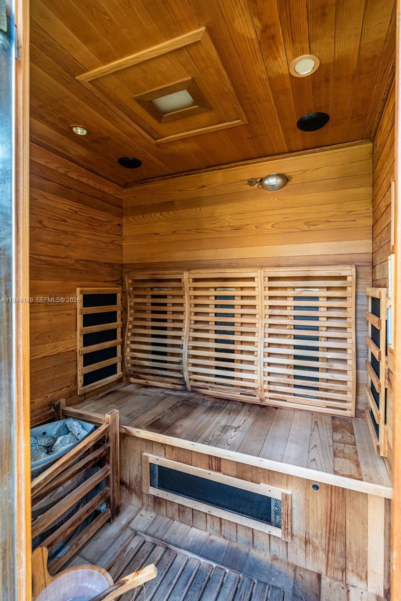 TOWN & RANCH ESTS - Residential