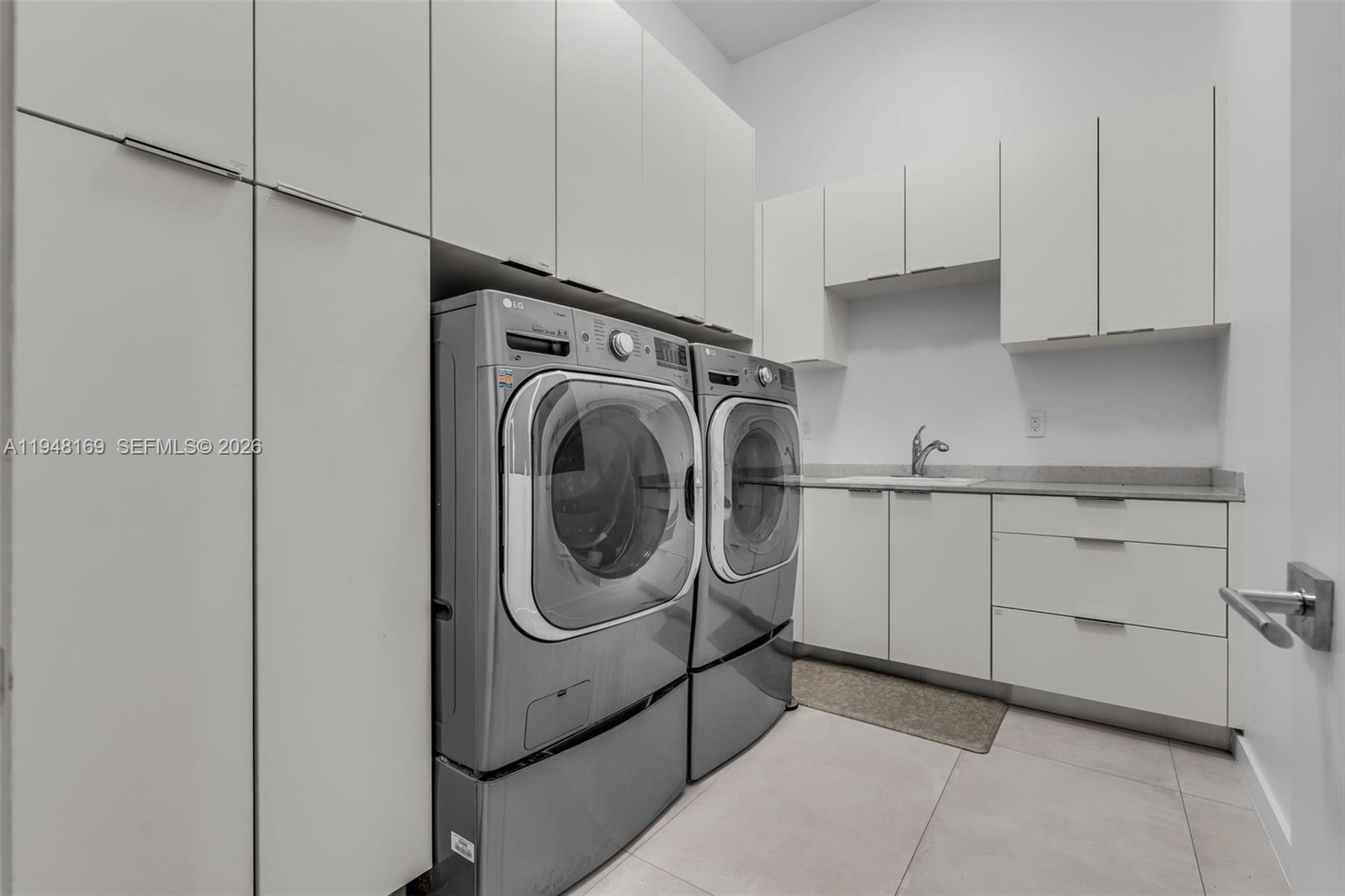 TOWN & RANCH ESTS - Residential