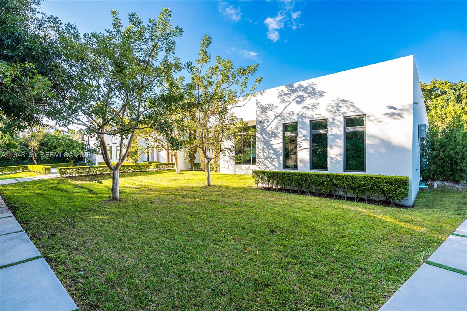 TOWN & RANCH ESTS - Residential