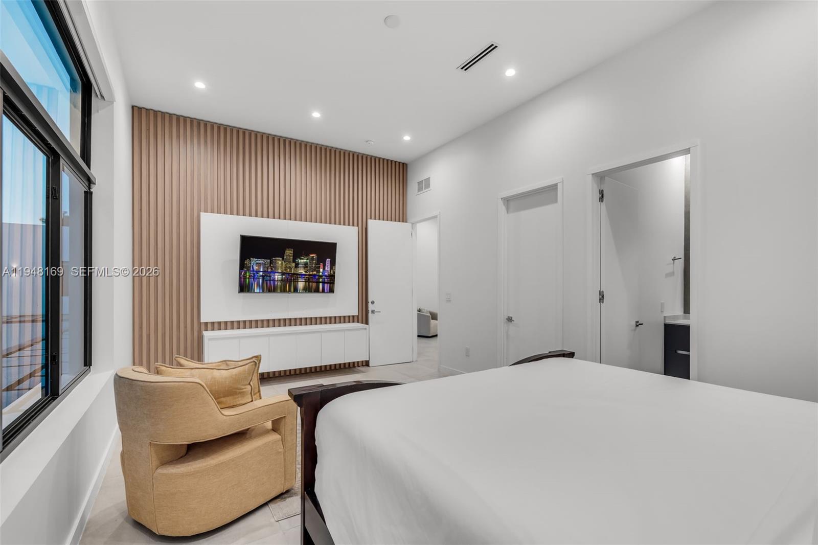 TOWN & RANCH ESTS - Residential