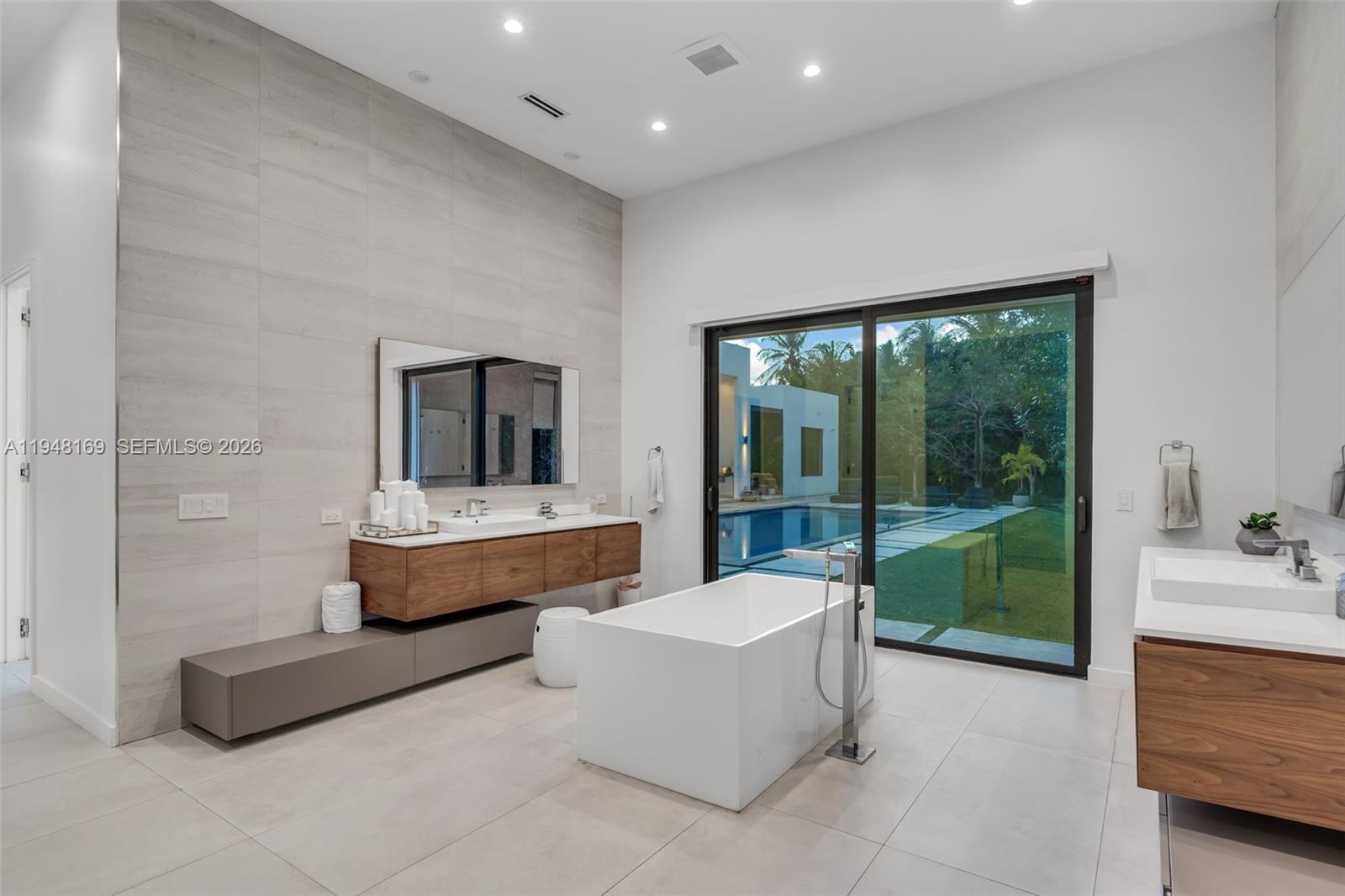 TOWN & RANCH ESTS - Residential