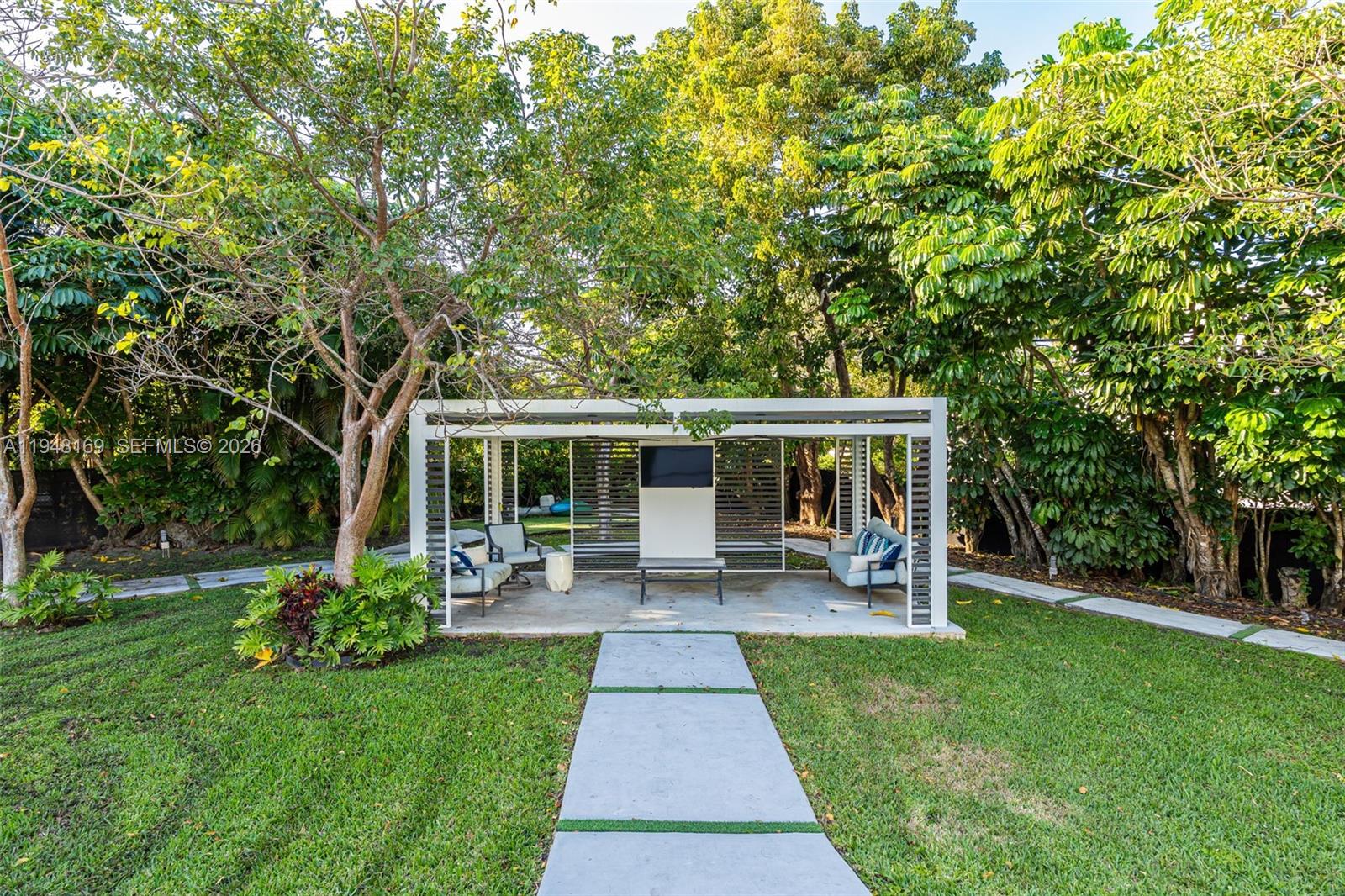 TOWN & RANCH ESTS - Residential