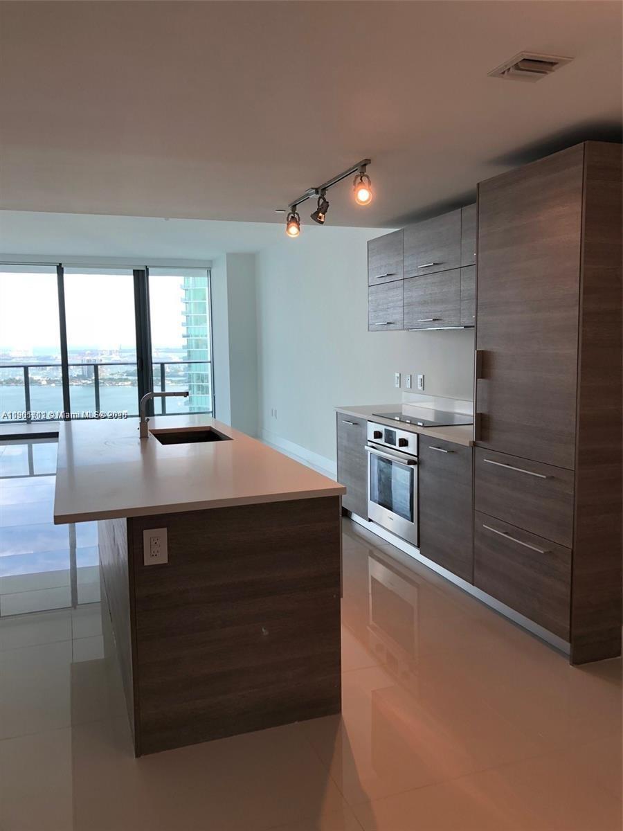 650 NE 32 St 3605