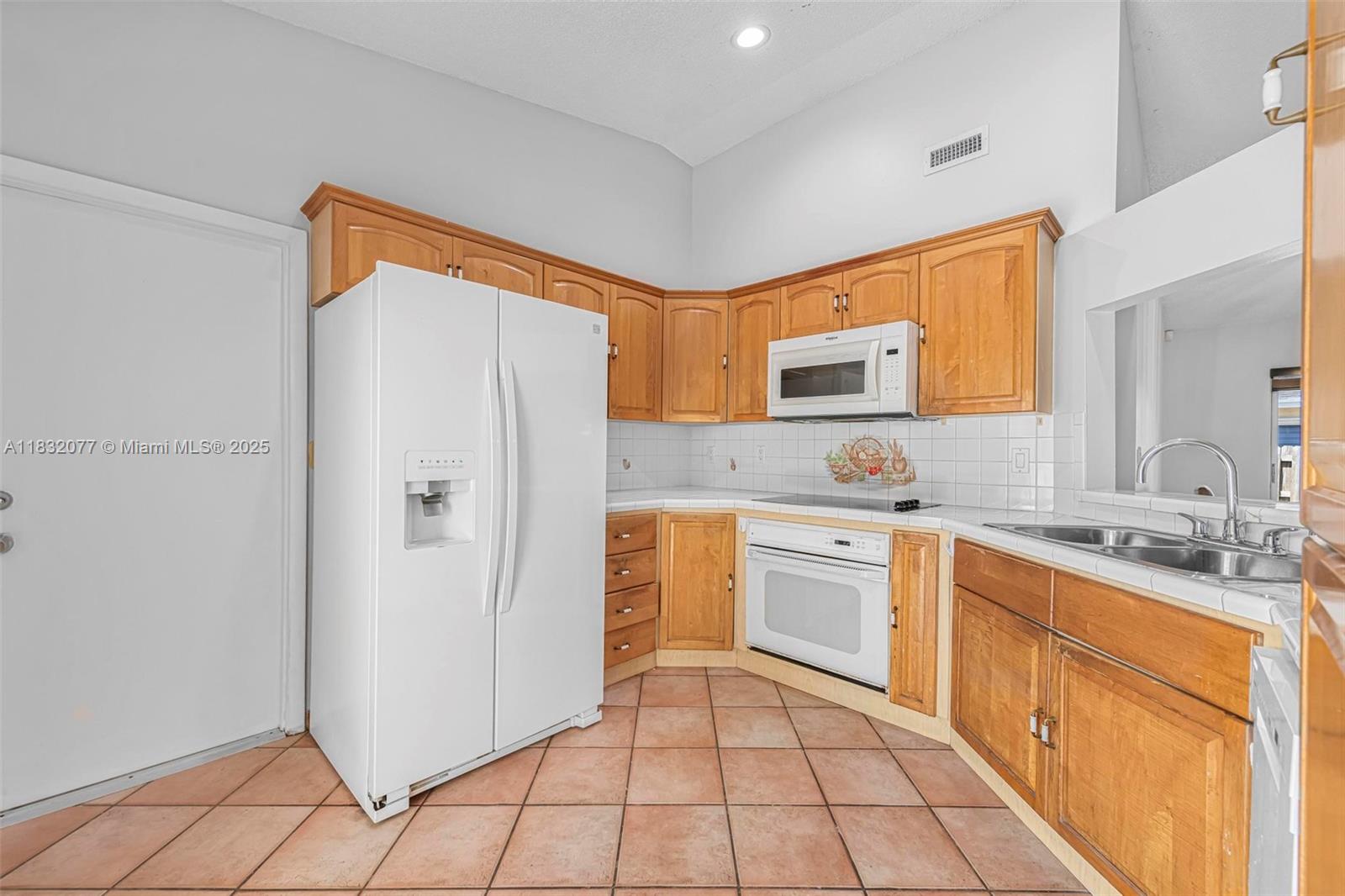 DORAL LAKES - Residential