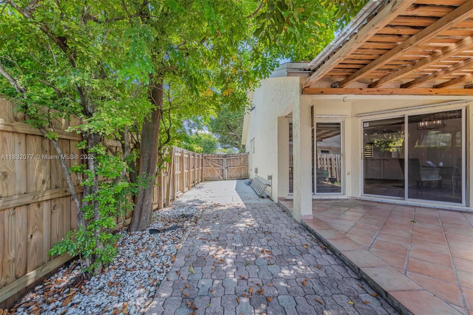 DORAL LAKES - Residential