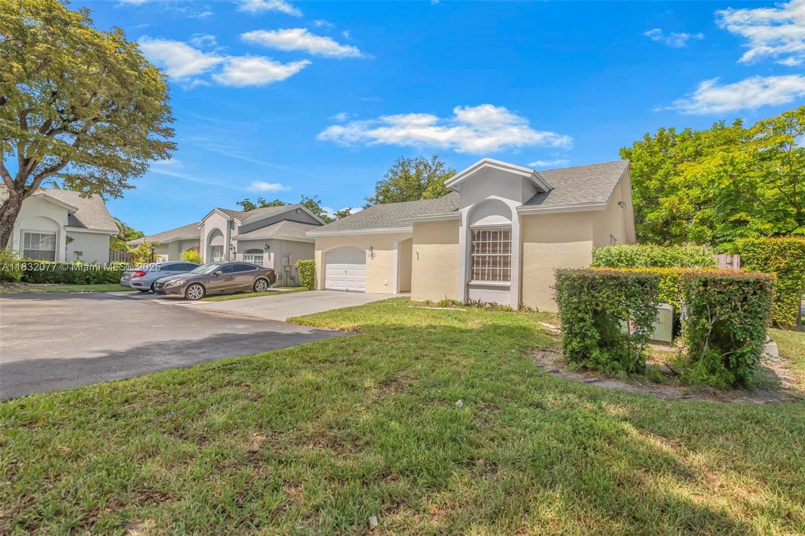 DORAL LAKES - Residential