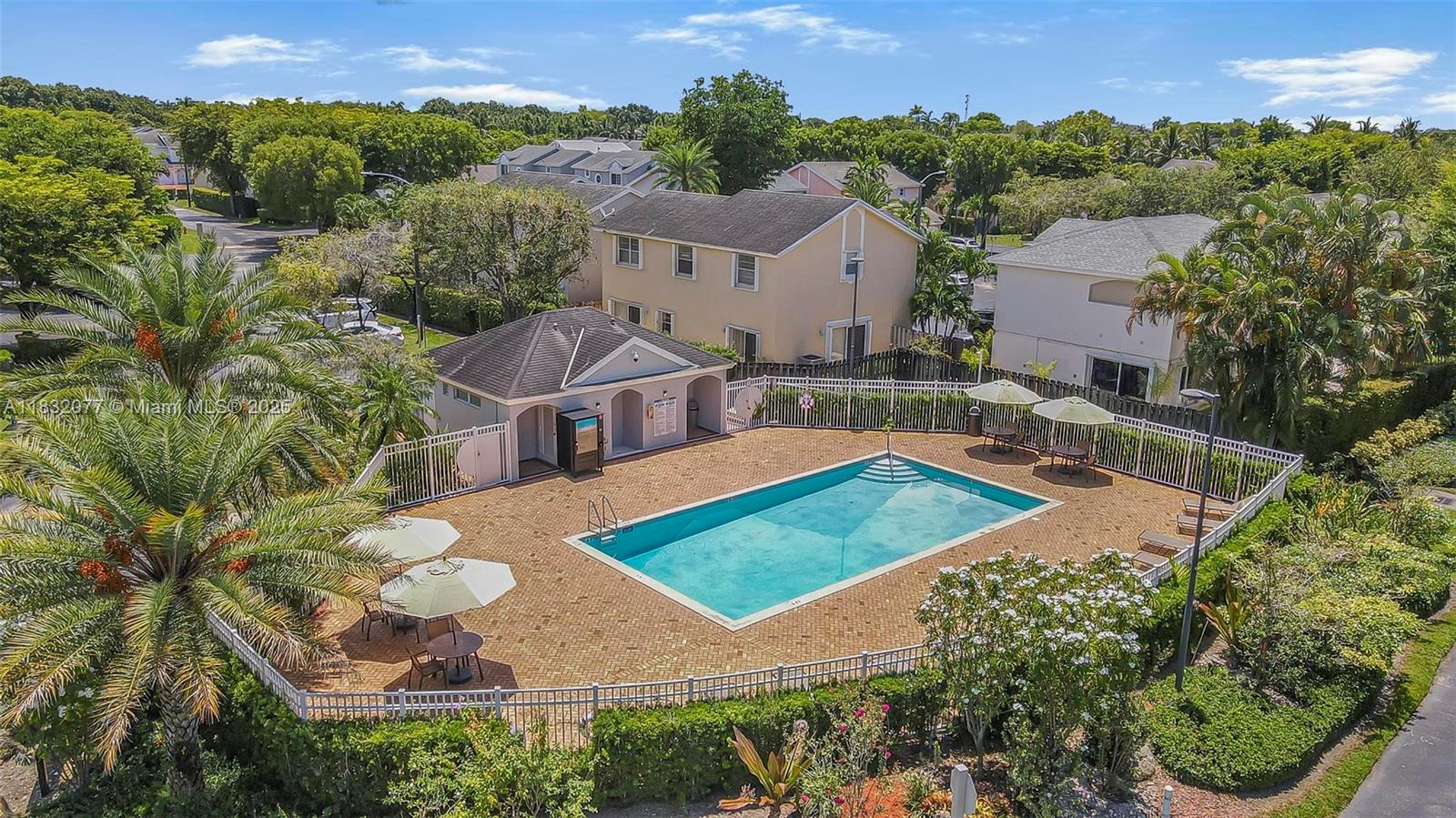 DORAL LAKES - Residential