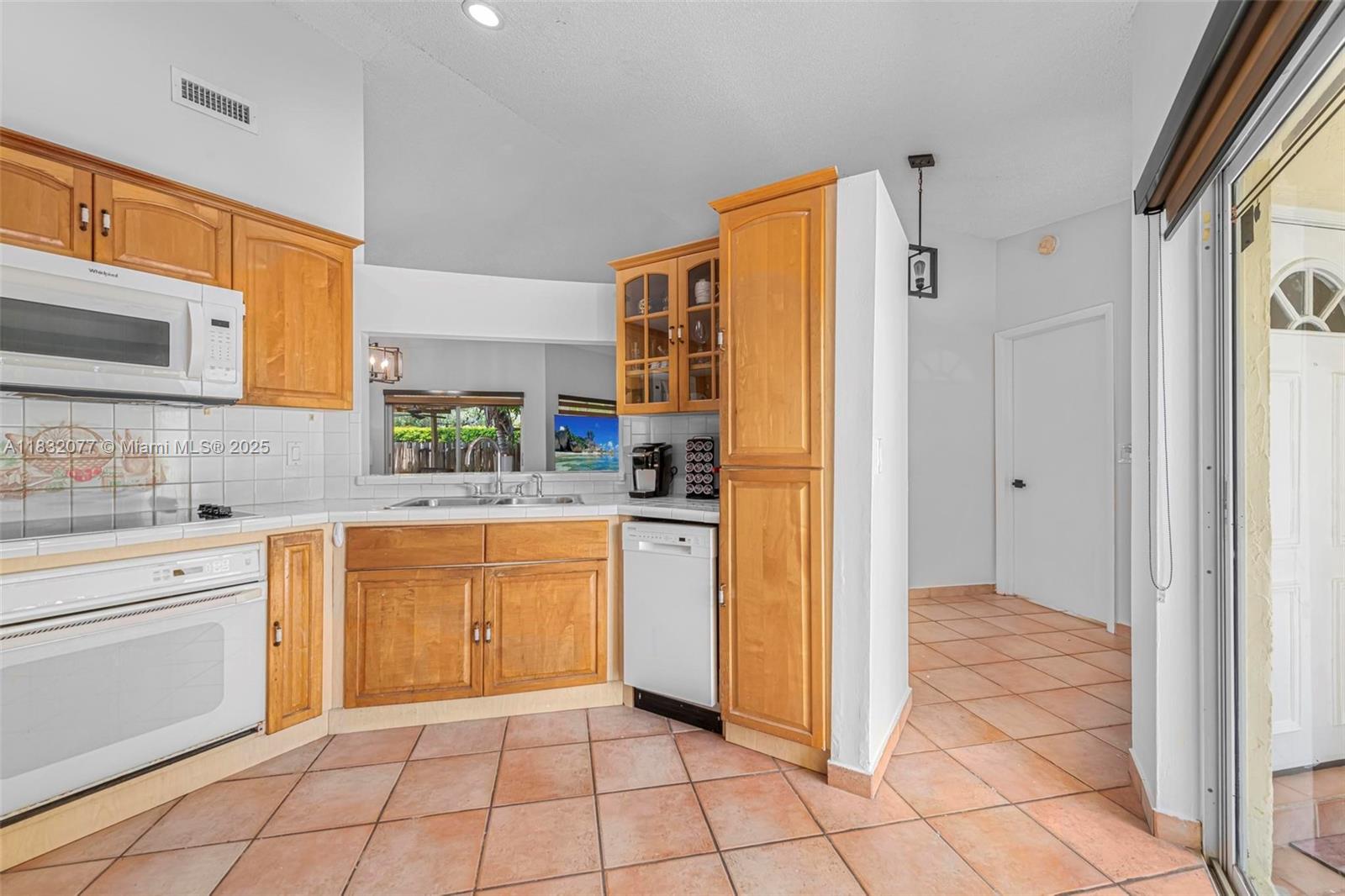 DORAL LAKES - Residential