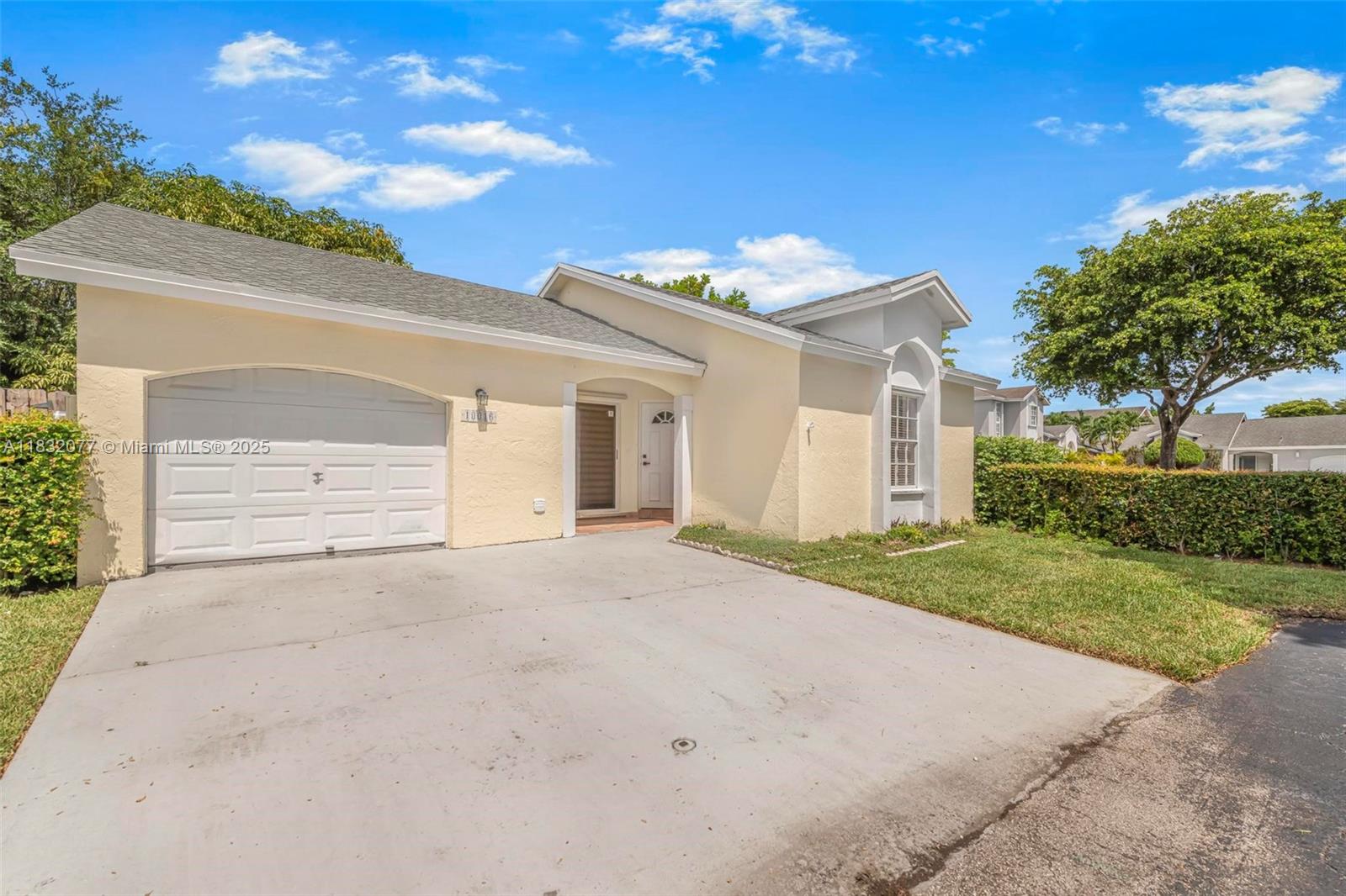 DORAL LAKES - Residential